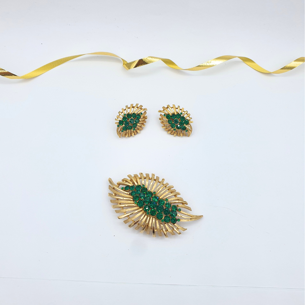 Vintage Trifari Emerald Green Gold-Tone Brooch – view 2