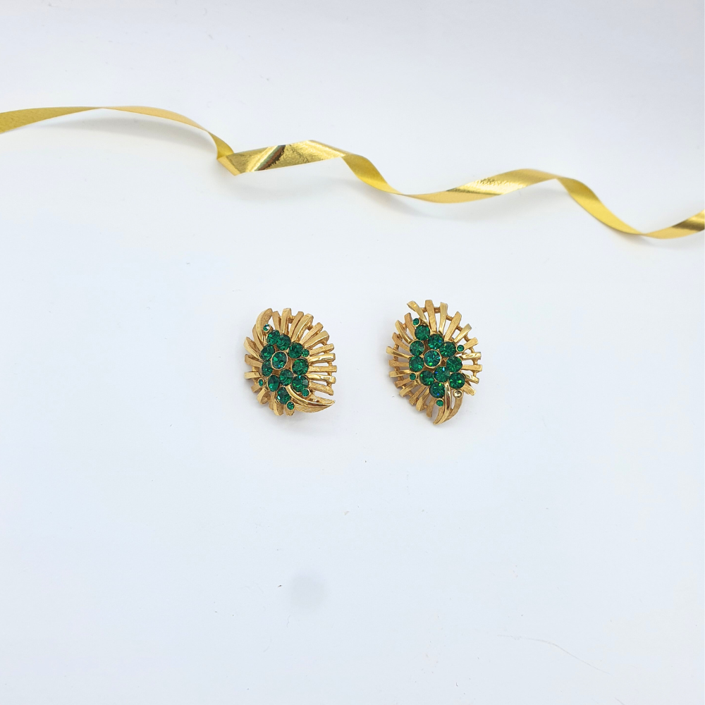 Vintage Trifari Emerald Green Gold-Tone Clip Earrings – view 3