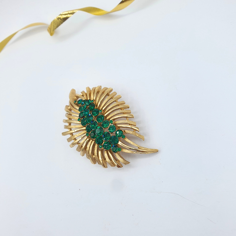 Trifari Smaragdgroene Goudkleurige Broche