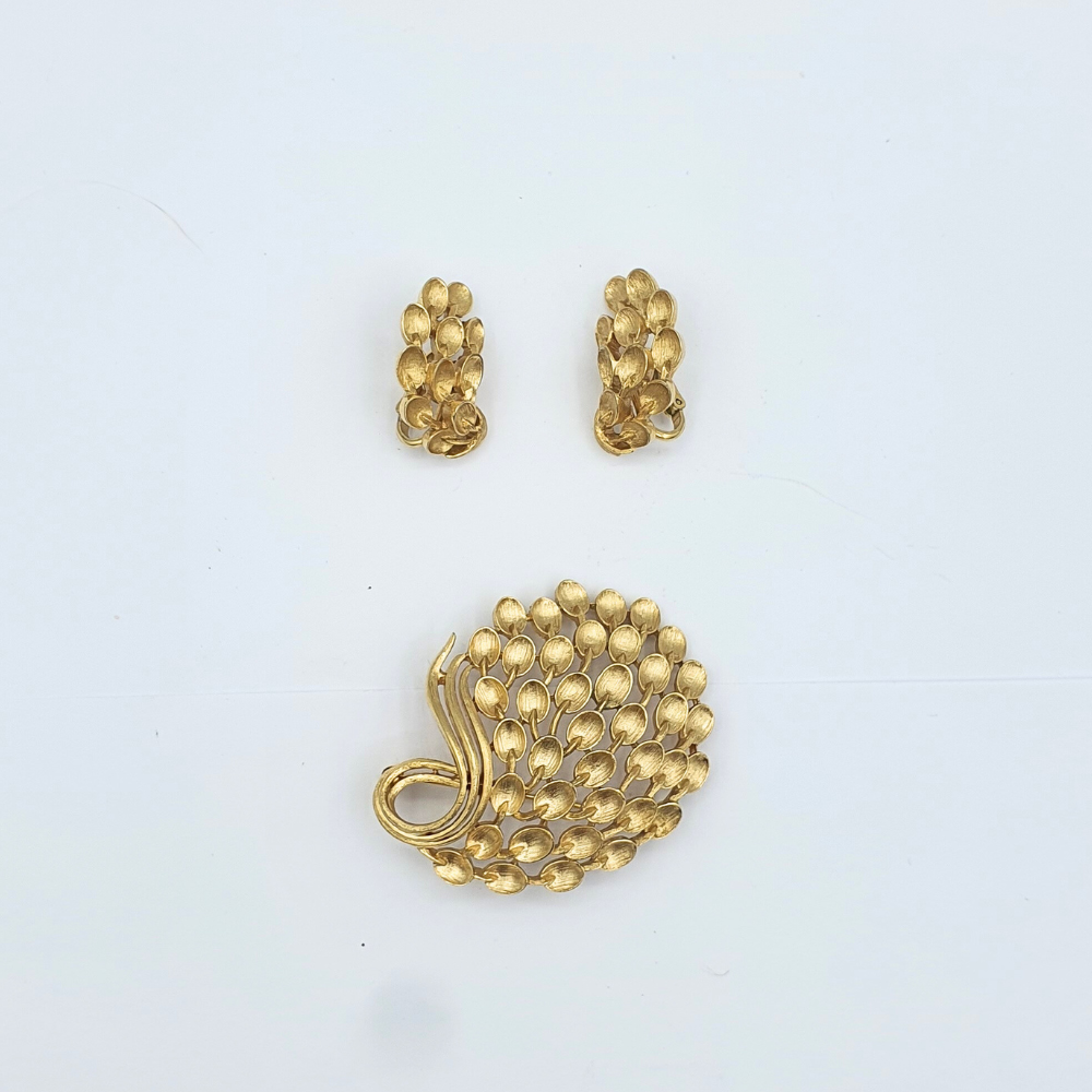 Vintage Trifari – Sculptural Leaf Cluster Earrings – view 2