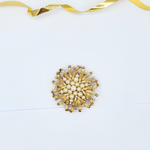 Trifari – Parel & Rhinestone sunburst broche