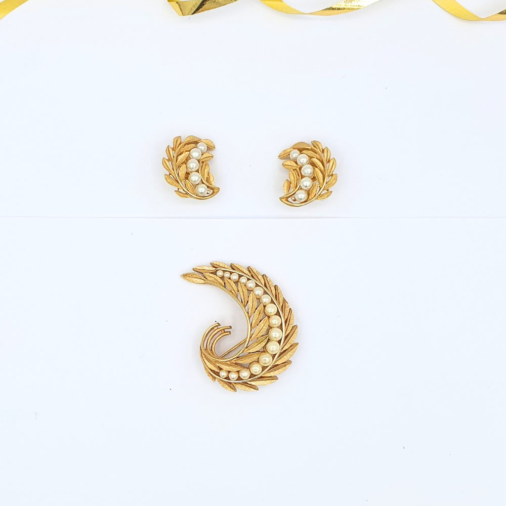 Vintage Trifari – Laurel Leaf Brooch with Pearls – view 2
