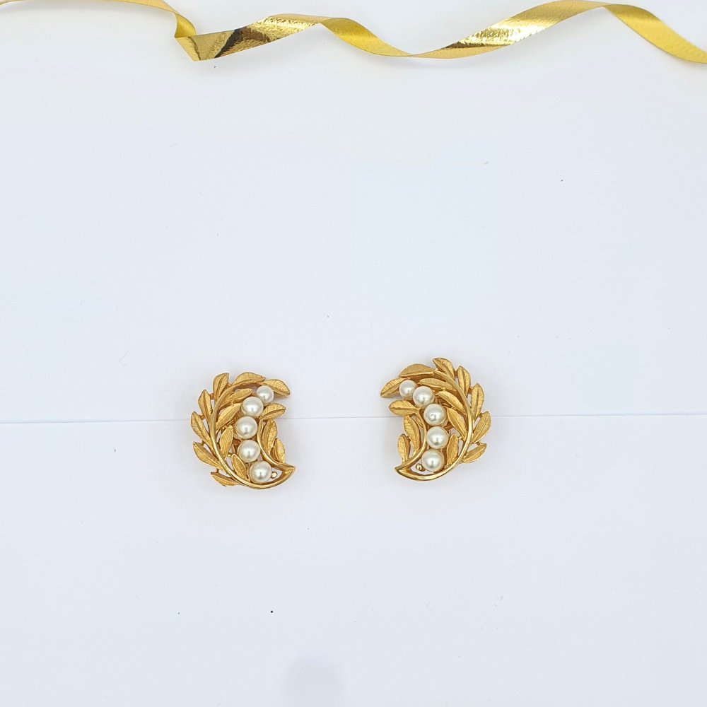 Vintage Trifari – Leaf Motif Pearl Earrings