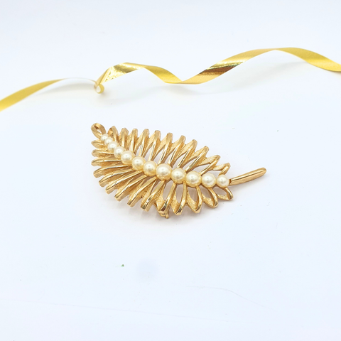 Trifari – Bladbroche met Parels