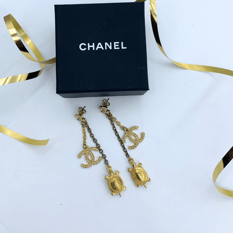 Chanel CC logo Turtle earrings