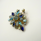 Vintage bloemenbroche met blauwe kristallen en parels