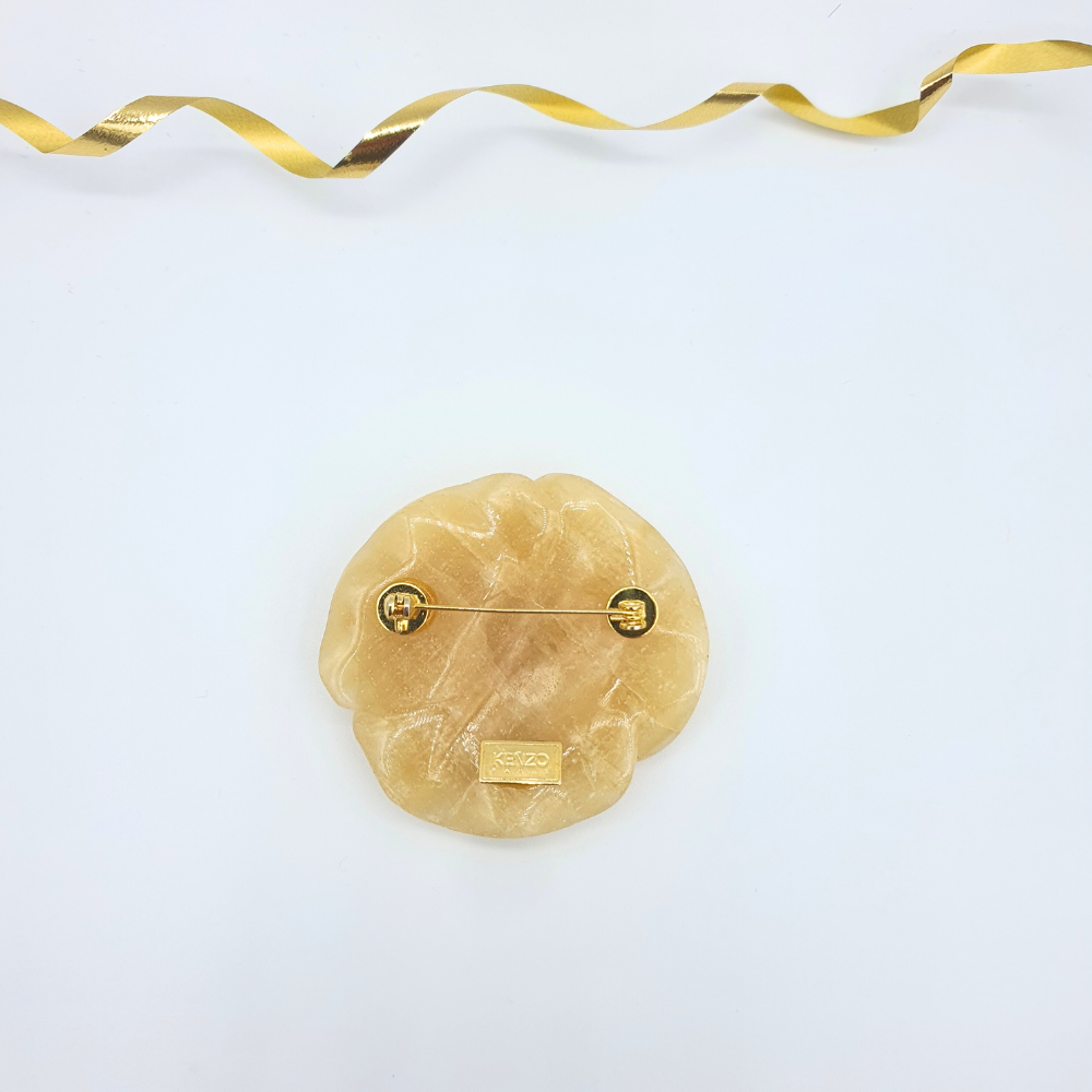 Kenzo – Flower-Shaped Resin Brooch in Cream/Beige, vintage 1980s – view 3