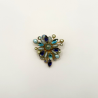 Vintage bloemenbroche met blauwe kristallen en parels