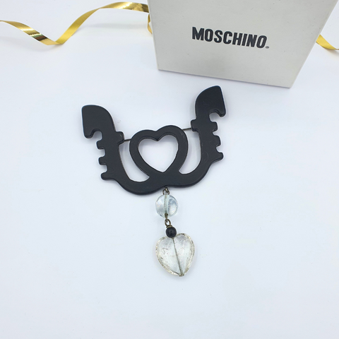 Moschino Broche met Zwart Hartmotief en Glazen Hanger