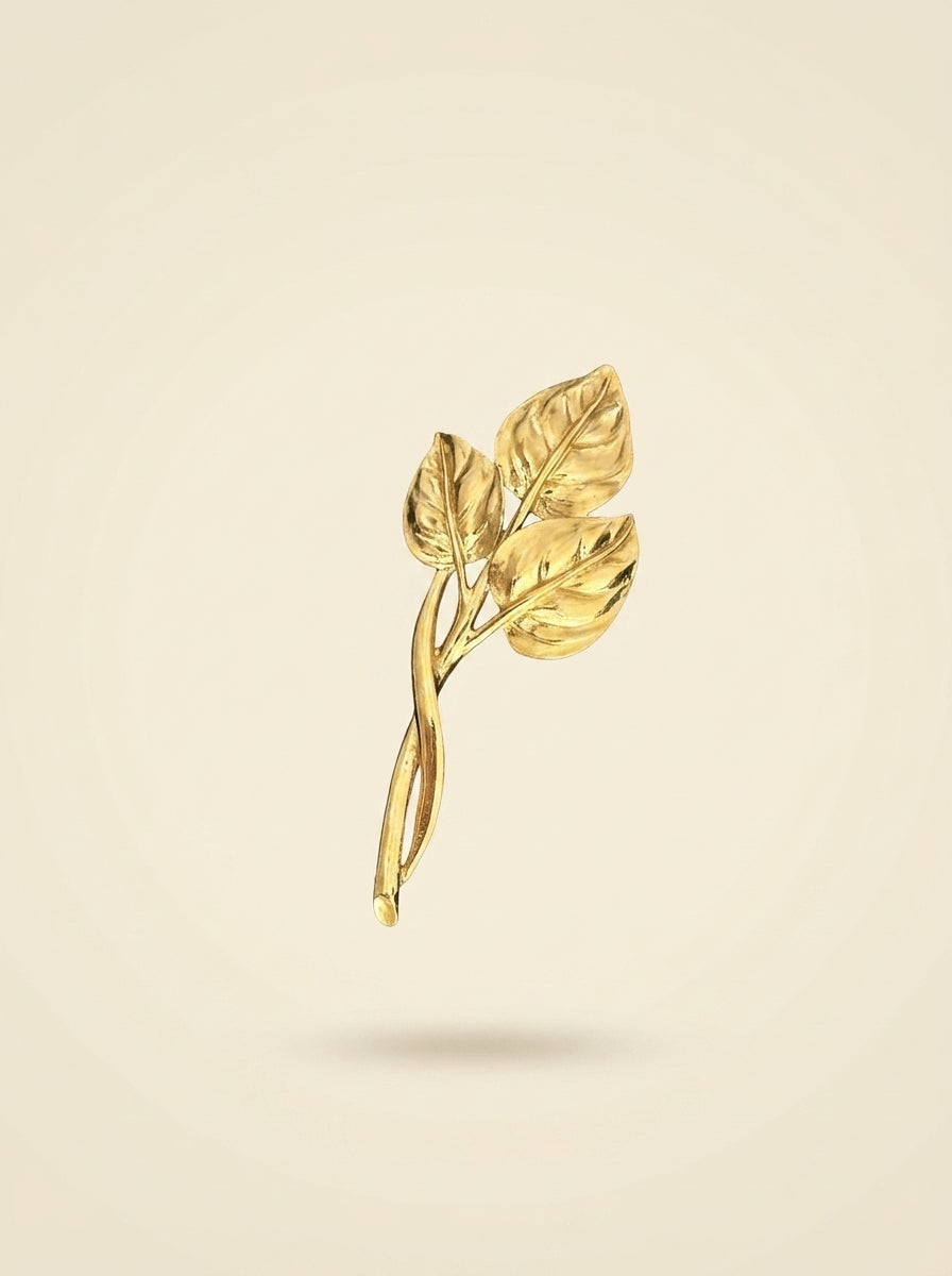 Vintage Trifari XL Gold Leaf Brooch – detail view