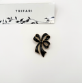 Vintage Trifari strikbroche van zwart emaille