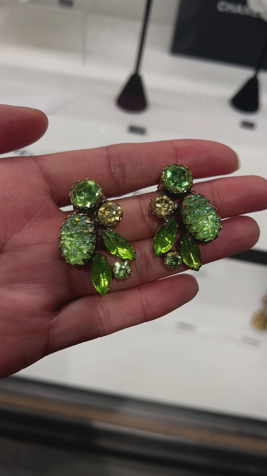 Elsa Schiaparelli jaren 50 'Lava' rotsgroene clipoorbellen