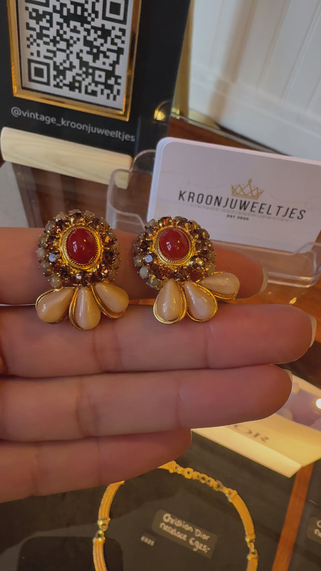 Christian Dior ovale oorknoppen met bloemmotief 1966
