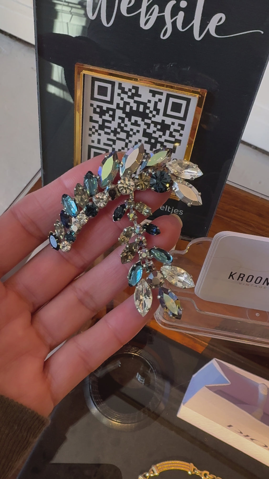 Christian Dior XL broche in de vorm van een blad met kristallen, jaren 60