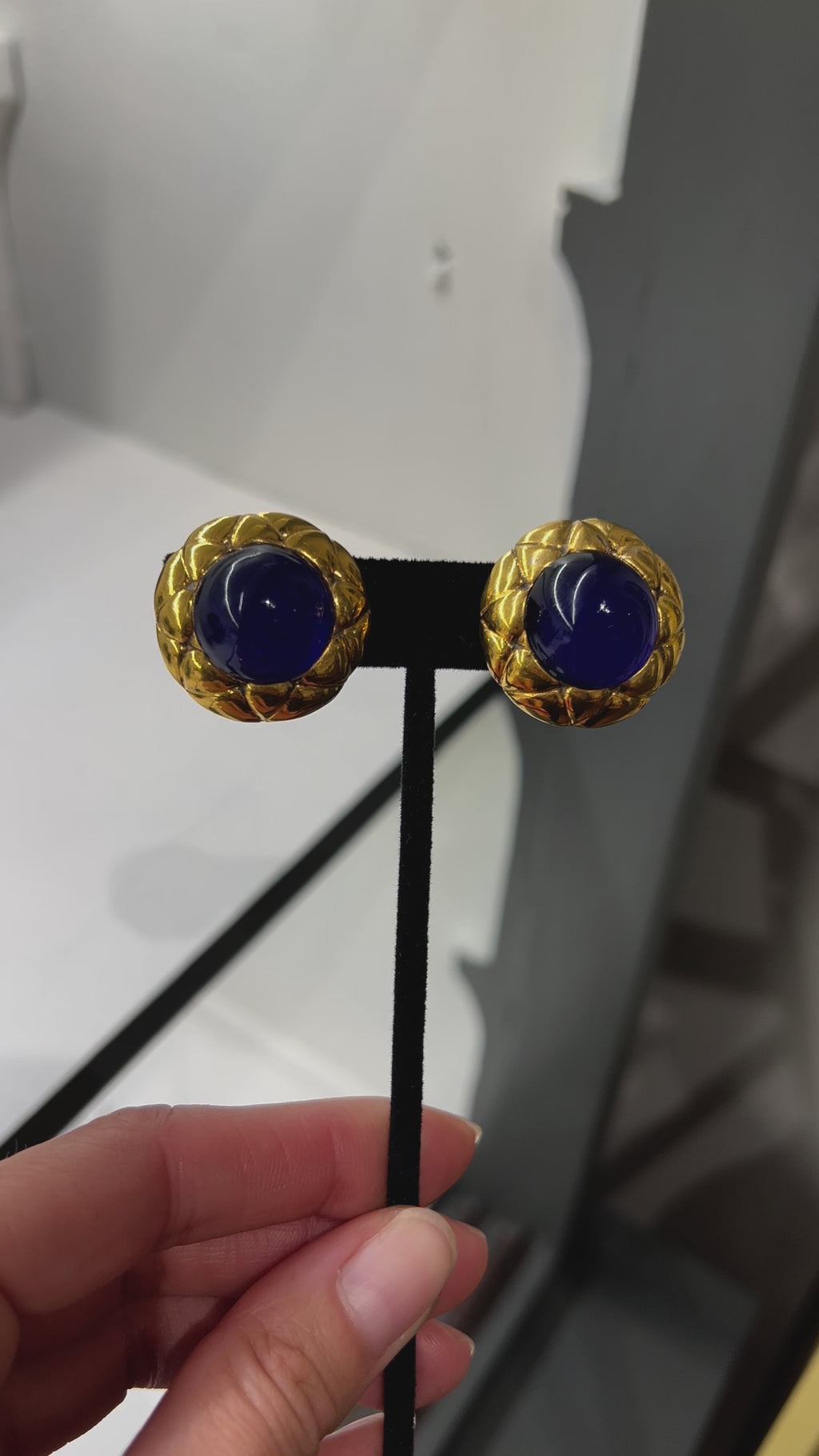 Vintage Chanel oorbellen met blauw glas (clip-on)