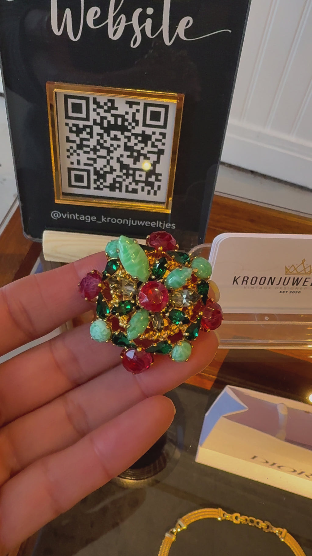 Gesigneerde Christian Dior broche – 1964 – Henkel & Grosse | Robijnrood, smaragd & turkoois
