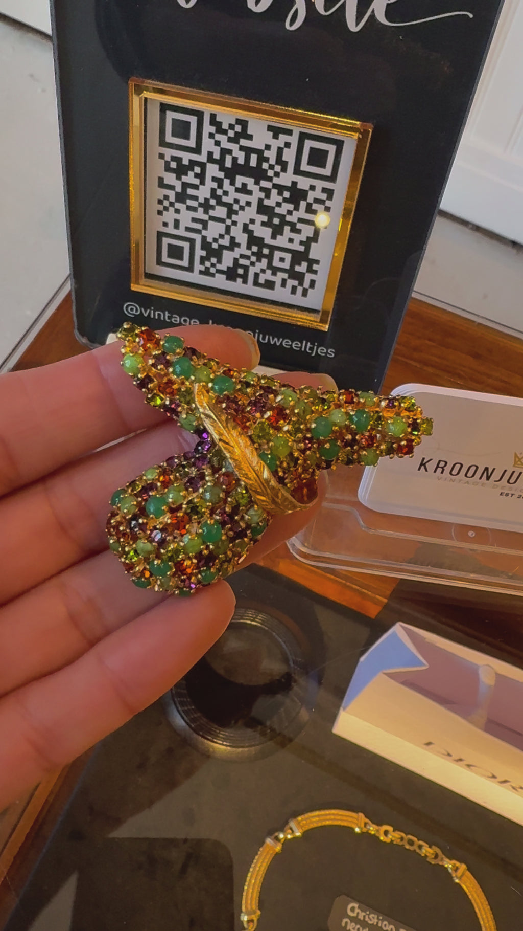 Zeldzame Christian Dior-broche – Mitchel Maer, 1956 – Botanisch ontwerp met kleurrijke strassteentjes en cabochons